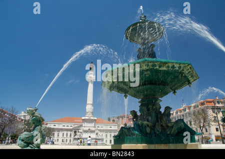 L'Europe, Portugal, Lisbonne. La place Rossio historique (aka Praça Dom Pedro IV), l'une des fontaines de Paris a lits jumeaux. Banque D'Images