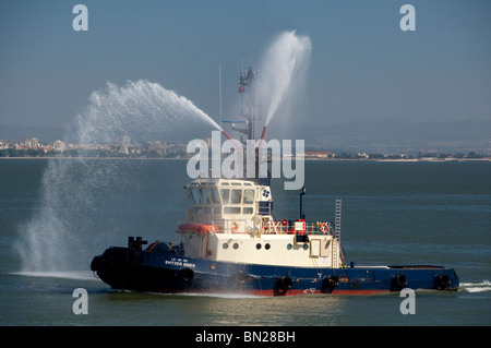 L'Europe, Portugal, Lisbonne (Lisboa) aka. Tugboat Bienvenue sur le Tage (aka Rio Tejo). Banque D'Images