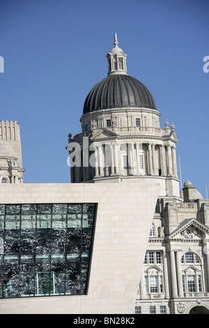 Ville de Liverpool, en Angleterre. Vue rapprochée de la Mersey Ferry terminal et Port of Liverpool Building à Pier Head. Banque D'Images