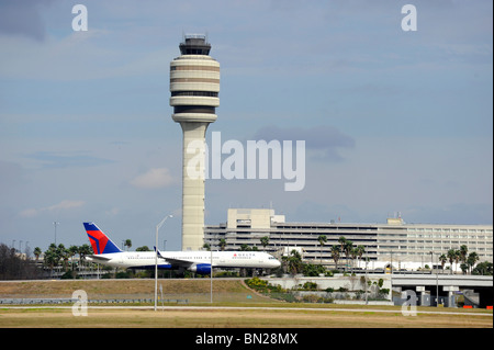 Avion de Delta arrivant le tarmac de l'aéroport de Floride Orlanda Banque D'Images