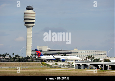 Avion de Delta arrivant le tarmac de l'aéroport de Floride Orlanda Banque D'Images