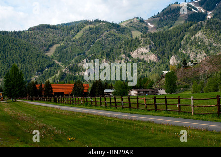 Le sentier pédestre le long de la route de Ketchum à Sun Valley, à l'Ouest vers les pistes de ski Banque D'Images