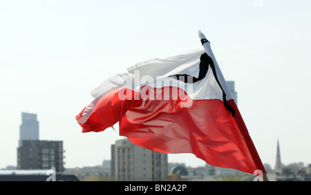 Drapeau polonais avec ruban noir après le crash de l'avion présidentiel polonais près de Smolensk Banque D'Images