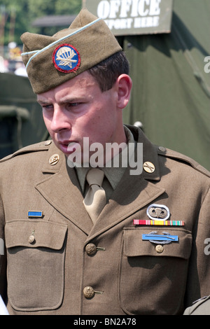 Un homme dans la guerre mondiale 2 American uniforme du régiment aéroporté Banque D'Images