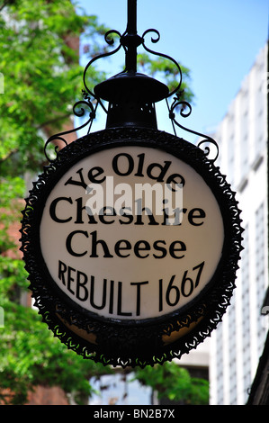 Panneau YE Olde Cheshire Cheese Pub, Fleet Street, City of London, Greater London, Angleterre, Royaume-Uni Banque D'Images