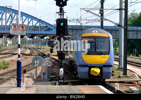 National Express train de quitter la gare de Peterborough, Cambridgeshire, Angleterre, RU Banque D'Images