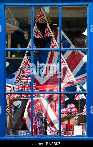 Union Jack, drapeaux, banderoles, et des cadeaux dans une vitrine dans Stow on the Wold, Cotswolds, en Angleterre Banque D'Images