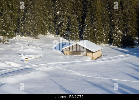 Hangar couvert de neige sur mountain hill Banque D'Images