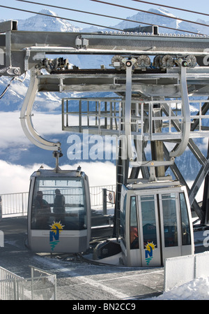 Alpes Suisses : télécabine Niederhorn Beatenberg mountain railway cable cars arrivant à easy ski resort Banque D'Images