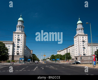 Voir de célèbres tours à Frankfurter Tor sur Karl Marx Allee dans l'ancien Berlin-Est en Allemagne Banque D'Images