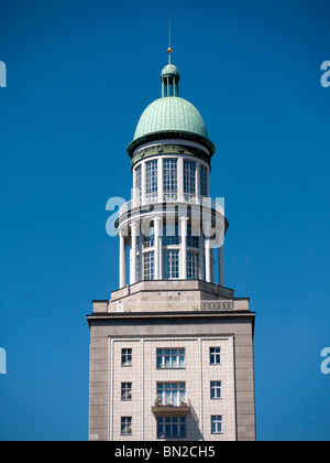 Avis de célèbre landmark tower à Frankfurter Tor sur Karl Marx Allee dans l'ancien Berlin-Est en Allemagne Banque D'Images