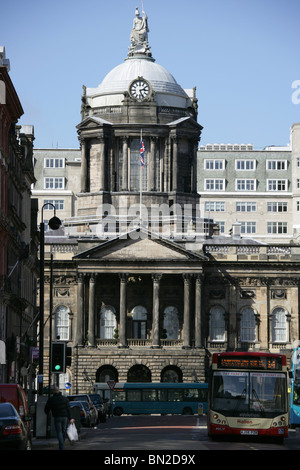 Ville de Liverpool, en Angleterre. Castle Street avec Liverpool Town Hall en arrière-plan. Banque D'Images