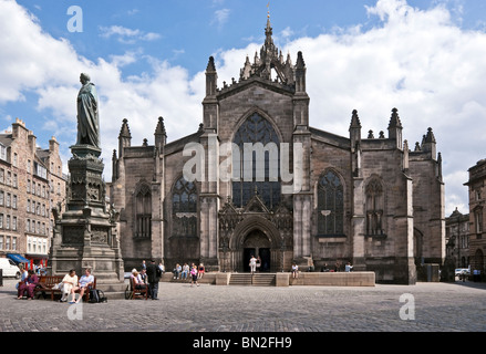 La cathédrale St Giles dans High Street Le Royal Mile d'Édimbourg en Écosse avec la statue du 5e duc de Buccleuch à gauche Banque D'Images