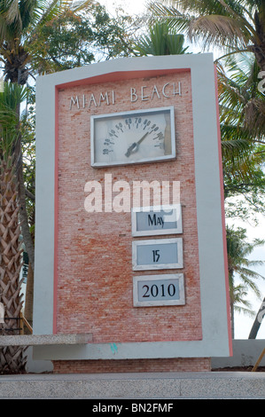 Réveil Art déco sur Ocean Drive à South Beach, Miami, Floride, USA Banque D'Images