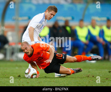 JURAJ KUCKA & Wesley Sneijder Pays-bas SLOVAQUIE V STADE DE DURBAN DURBAN, AFRIQUE DU SUD Le 28 juin 2010 Banque D'Images