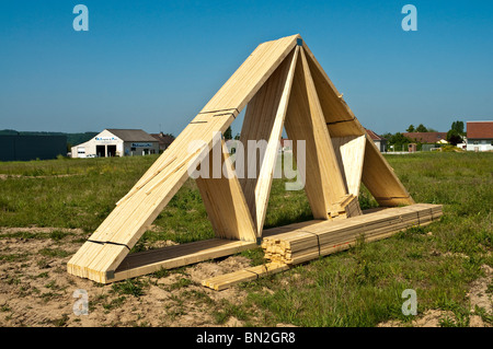 Fermes de toit en bois de la construction de logements nouveaux sur chantier - Indre-et-Loire, France. Banque D'Images