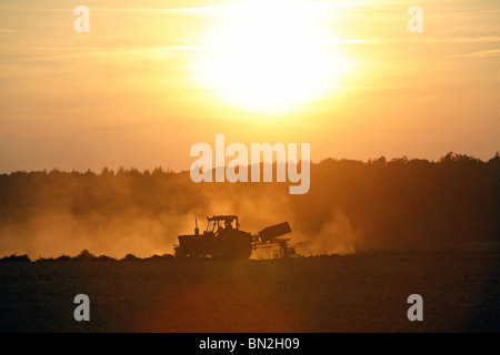 Foin de braquage du tracteur, Prangendorf, Allemagne Banque D'Images