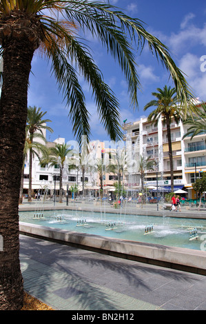 Fontaine en carré, Passeig de ses Fonts, West End, Sant Antoni de Portmany, Ibiza, Baléares, Espagne Banque D'Images