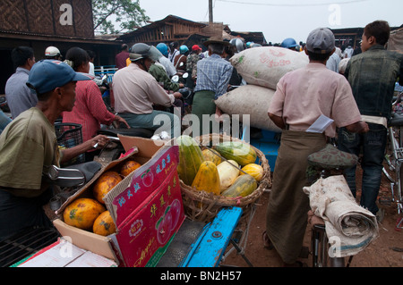 Le Myanmar. La Birmanie. Bago surpeuplées comme passerelle. la seule alternative sur journée de l'Armée Banque D'Images