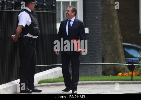 La journée du budget . . 22.06.10 . . M. Liam Fox, ministre de la défense, parlant à un agent de police à l'extérieur numéro 10 Downing Street. Banque D'Images