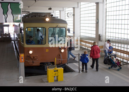 Swiss Alp cog train : train à crémaillère au départ de la gare terminale murren Banque D'Images