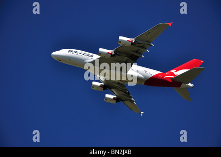 Qantas Airlines Airbus A380 décollant de l'aéroport de Heathrow, Londres, London, Angleterre, Royaume-Uni Banque D'Images