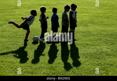 Les garçons pendant la formation du football, Berlin, Allemagne Banque D'Images