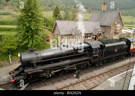 4-6-0 locomotive vapeur 44806 arrivant à Carrog Llangollen Railway station,, Pays de Galles, Royaume-Uni Banque D'Images