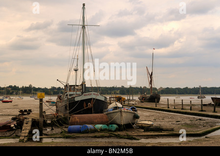 Bateaux amarrés sur l'estran de la rivière Orwell dans le Suffolk, Angleterre Banque D'Images