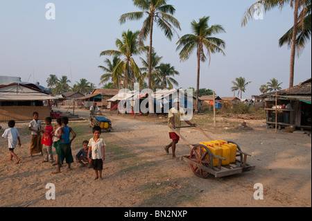 Le Myanmar. La Birmanie. Visite du village de Tübingen Gyi dans l'Ayeryarwady delta. Cyclone Nargis : conséquences Banque D'Images