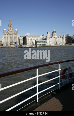 Ville de Liverpool, en Angleterre. Les trois grâces à Liverpool's Pier Head front de mer avec le Mersey Ferry dans l'avant-plan. Banque D'Images