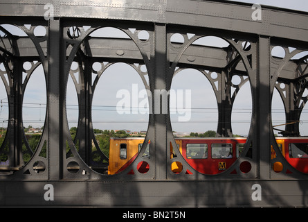 Tyne and Wear Metro train passe le fer forgé Wearmouth pont sur la rivière de porter à Sunderland, en Angleterre, Royaume-Uni Banque D'Images