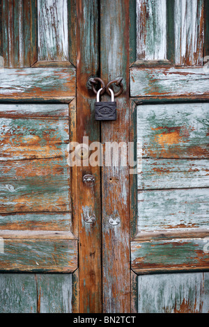 Un cadenas et chaîne sur une vieille paire de portes en bois à Cuenca en Equateur Banque D'Images