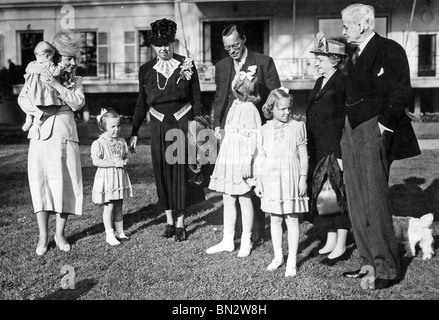 ELEANOR ROOSEVELT (en noir) sur visite à la famille royale hollandaise en 1948 avec la reine Wilhelmine à gauche et le Prince Bernhard center Banque D'Images