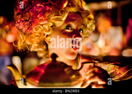 Une femme en robe de soirée et la tenue d'une théière Banque D'Images