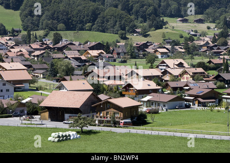 Dans les Alpes suisses village Wilderswil près d'Interlaken Banque D'Images