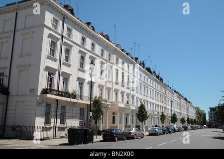Une ligne de propriété exclusive sur Claverton Street, Pimlico, Londres, Royaume-Uni. Banque D'Images
