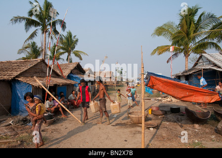 Le Myanmar. La Birmanie. Visite du village de Tübingen Gyi dans l'Ayeryarwady delta. Cyclone Nargis : conséquences Banque D'Images