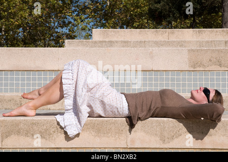 Femme couchée sur une étape et se détendre au soleil Banque D'Images