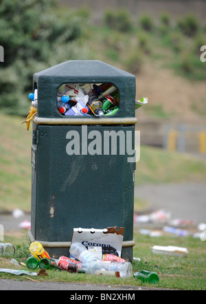 Un bac plus ruisselant de détritus de Seaford, East Sussex, UK. Banque D'Images