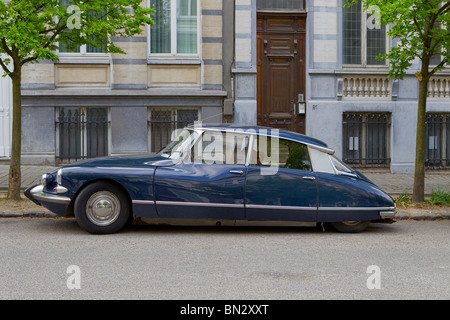 Citroën DS était une voiture produite par l'exécutif fabricant français Citroën entre 1955 et 1975. Décoré par un sculpteur italien Banque D'Images