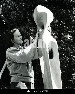 BARBARA HEPWORTH (1903-1975) sculpteur anglais dans son atelier à St Ives en Cornouailles Banque D'Images