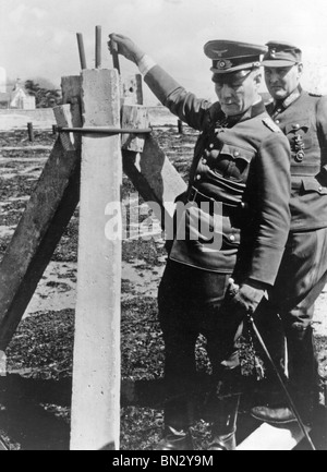 Le maréchal Erwin Rommel (1891-1944) inspecte les défenses de plage allemande sur l'une des plages de Normandie au début de 1944 Banque D'Images