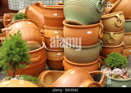 Clay pots de fleurs sur l'affichage à la foire artisanale de poterie (Keramicke trhy) dans la région de Trnava, en Slovaquie. Banque D'Images