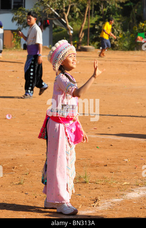 Adolescent Hmong jouant le jeu de l'amour à Ban Pha-nok-kok, village près de Chiang Mai, Thaïlande, Asie Banque D'Images