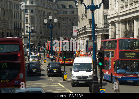 Regent Street London, transport pour Londres tfl, rouge bus à impériale foules de l'heure de vente d'été des acheteurs.2010, 2010, ROYAUME-UNI HOMER SYKES Banque D'Images