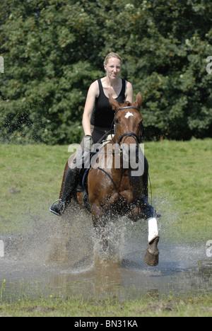 Équitation à travers l'eau Banque D'Images