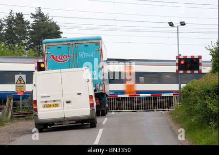 En attendant que la circulation de trains de voyageurs à grande vitesse passe par un passage à niveau sur la ligne côtière est en Angleterre. Banque D'Images