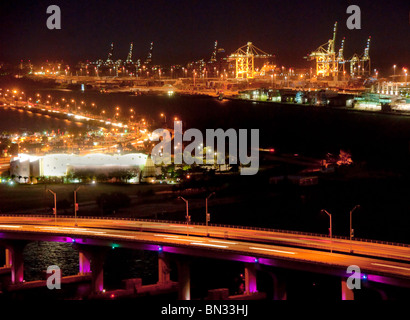 Donnant sur Mac Arthur Causeway et le Port de Miami, la capitale mondiale de la croisière de nuit à Miami, Floride, USA Banque D'Images