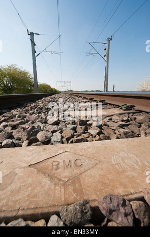 Le bas de la voie de chemin de fer vide qui s'étend dans la distance. Banque D'Images